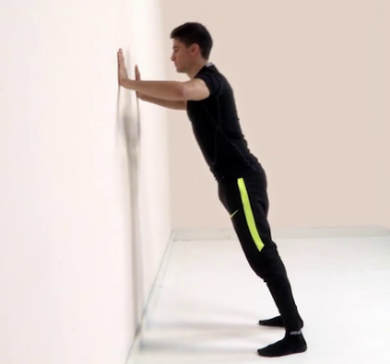 entrenar-en-casa-sin-material-flexion-pared